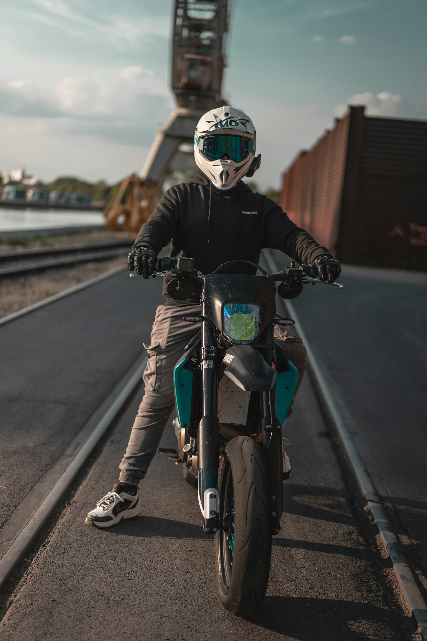 Die Verbindung von Streetwear und Motorsport-Mode